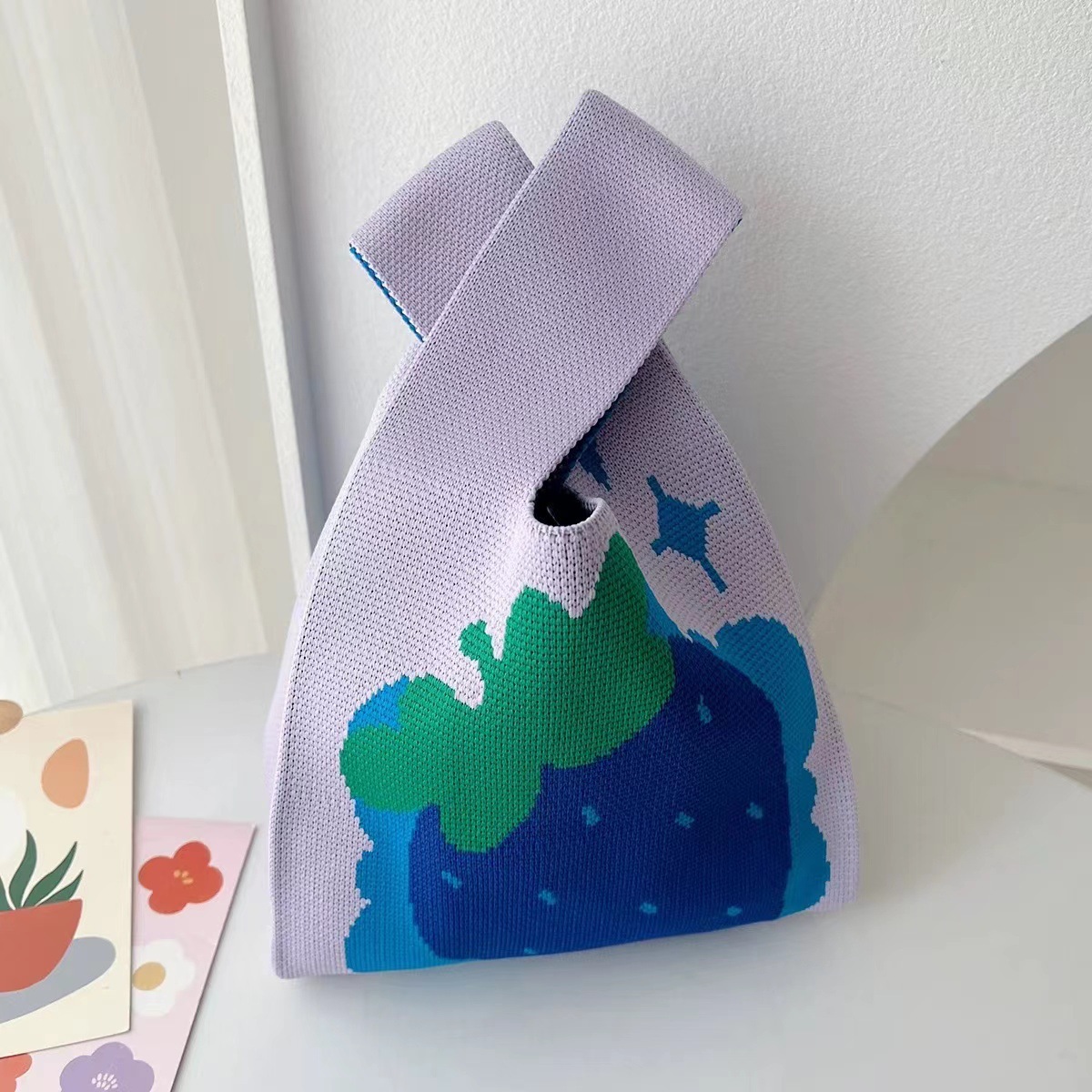 보라색 파란색 딸기