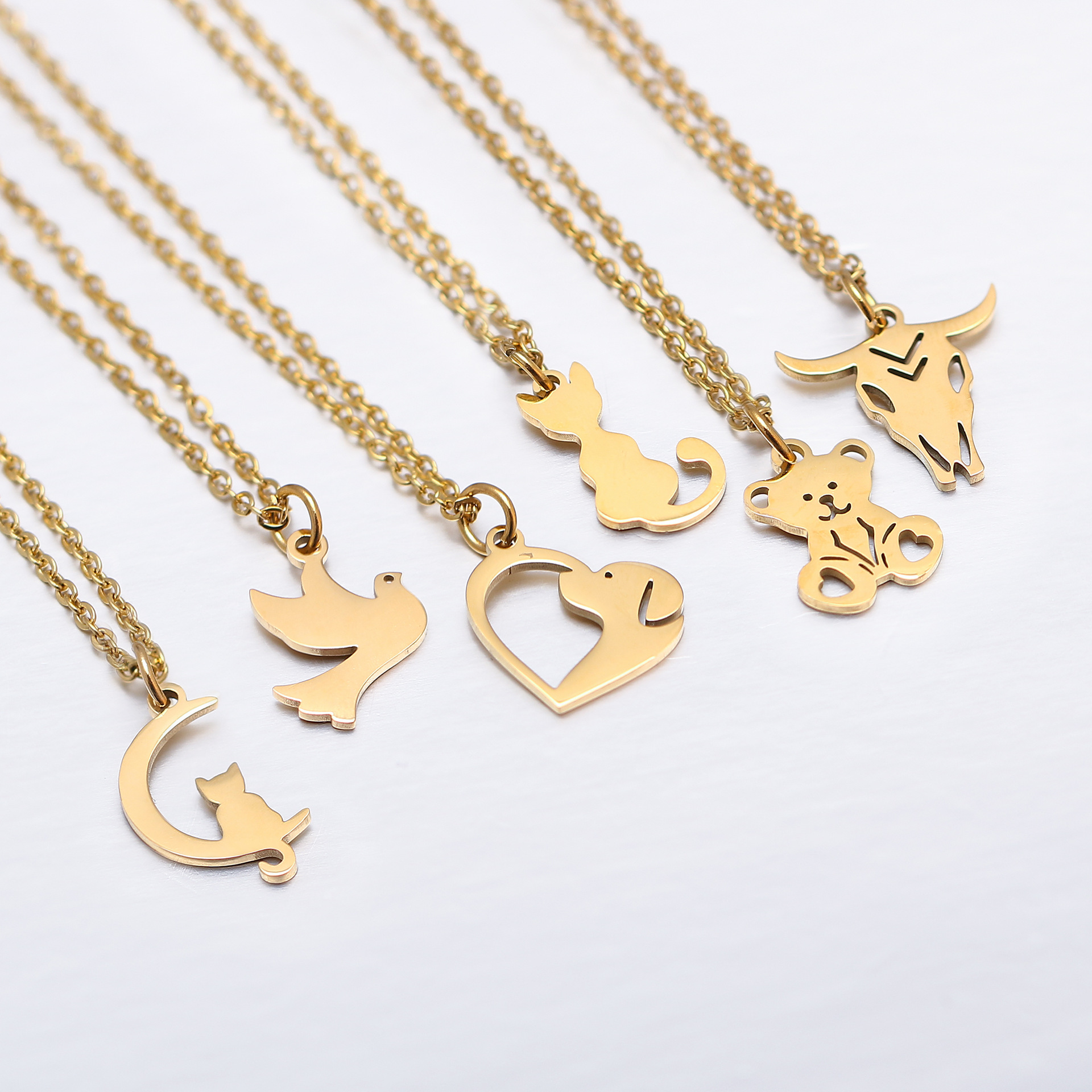 Cross-border new stainless steel ladies cat and dog bear bull pigeon necklace clavicle chain pet element color retention