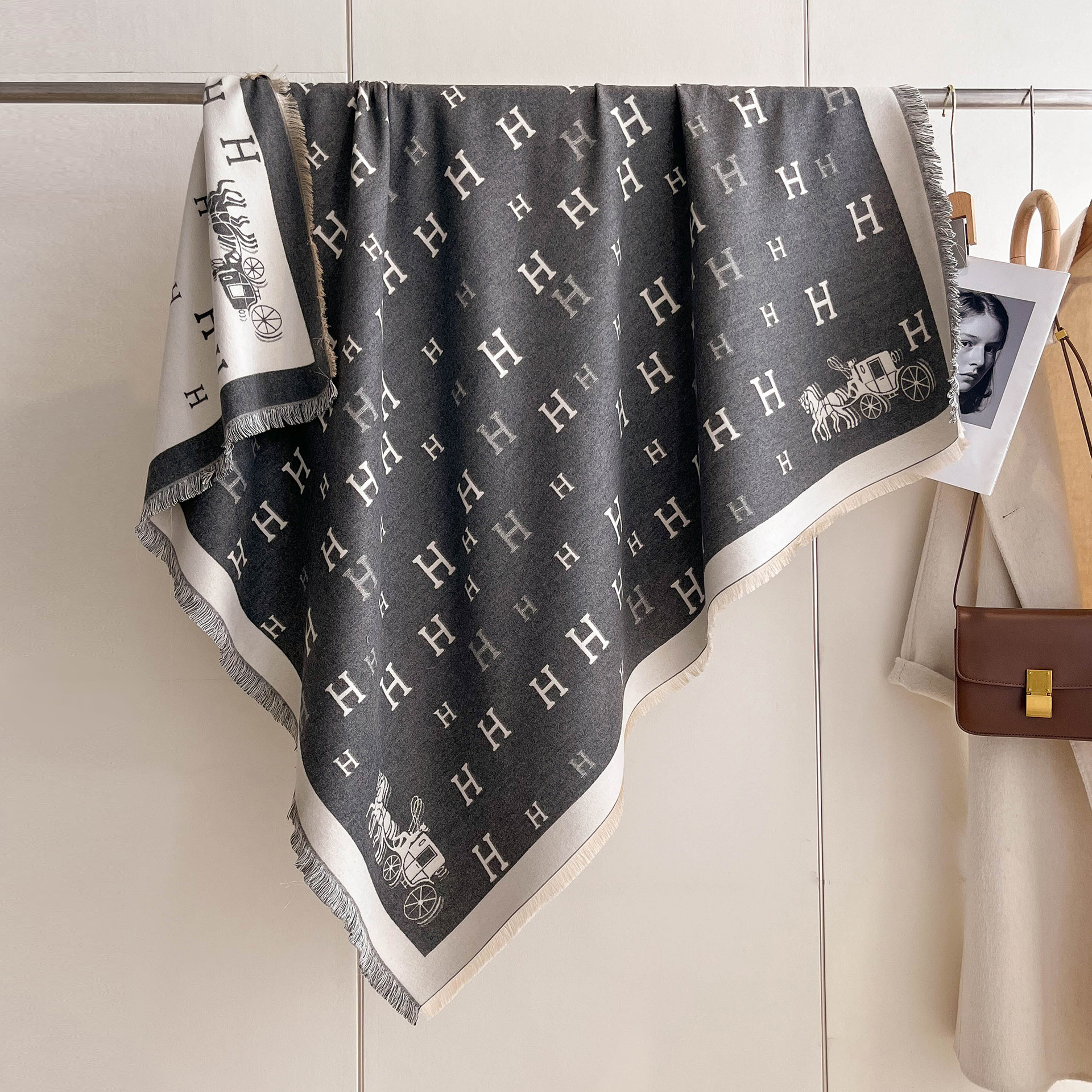 Moda de invierno universal bufandas cuadradas clásicas carruajes imitación bufandas de cachemira de doble cara calentamiento grueso doble uso capa de hombro para mujeres