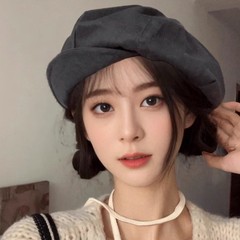 レトロな雲の八角の帽子の子供は春秋の顔を見せます。