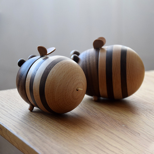 Small Bee Toothpick Box, Solid Wood, Home Use, Personalized & Creative Design, High-End Wooden Toothpick Holder in a Cute Style—Perfect for Restaurants and Living Rooms