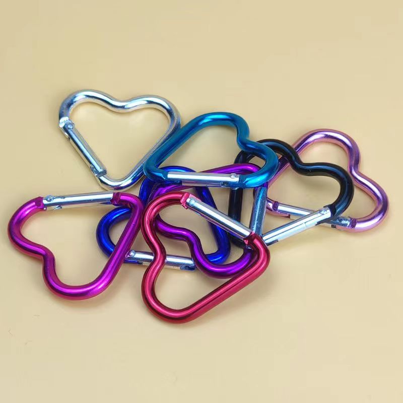 Directo de fábrica de alta calidad en forma de corazón de aleación de aluminio mosquetón colgante al aire libre hebilla colgante rápido llavero de color en stock