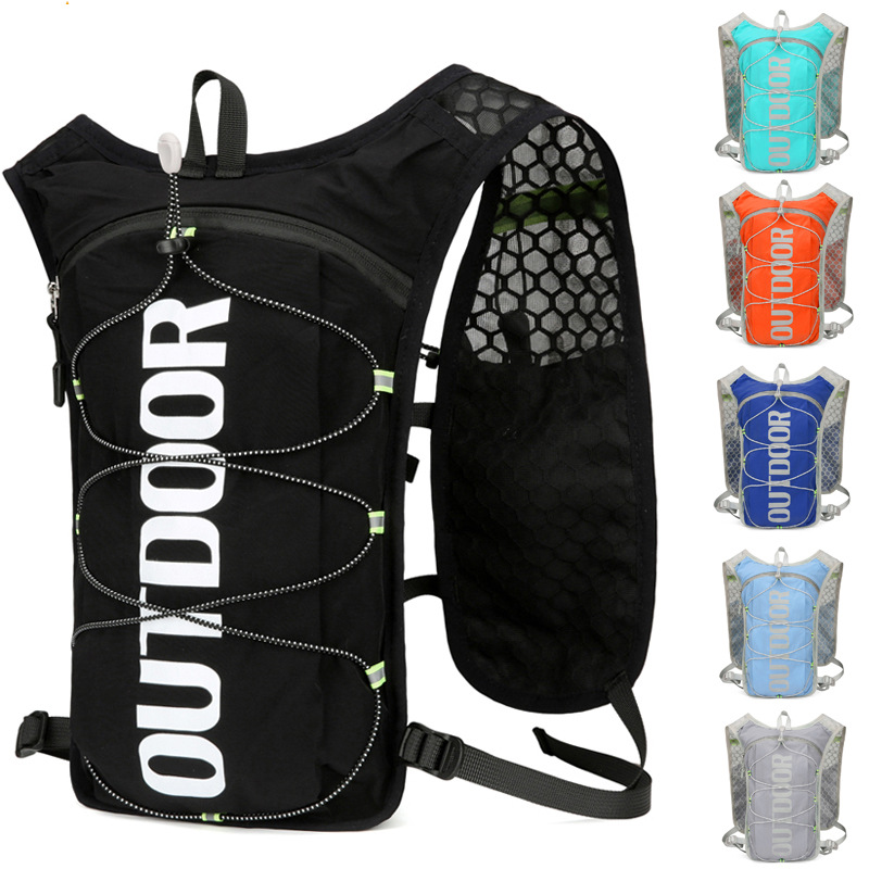 Climbing water container for traveling