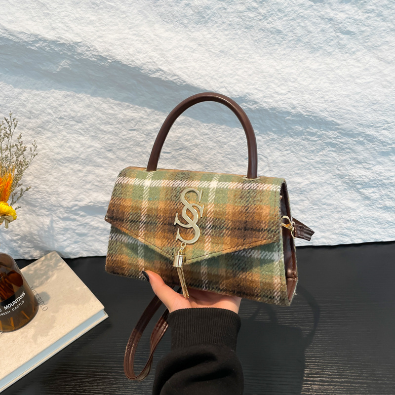 Textura de color contrastante bolso cuadrado portátil para mujeres 2024 invierno nuevo estilo de moda letras bordas bolso de hombro bolso de moda