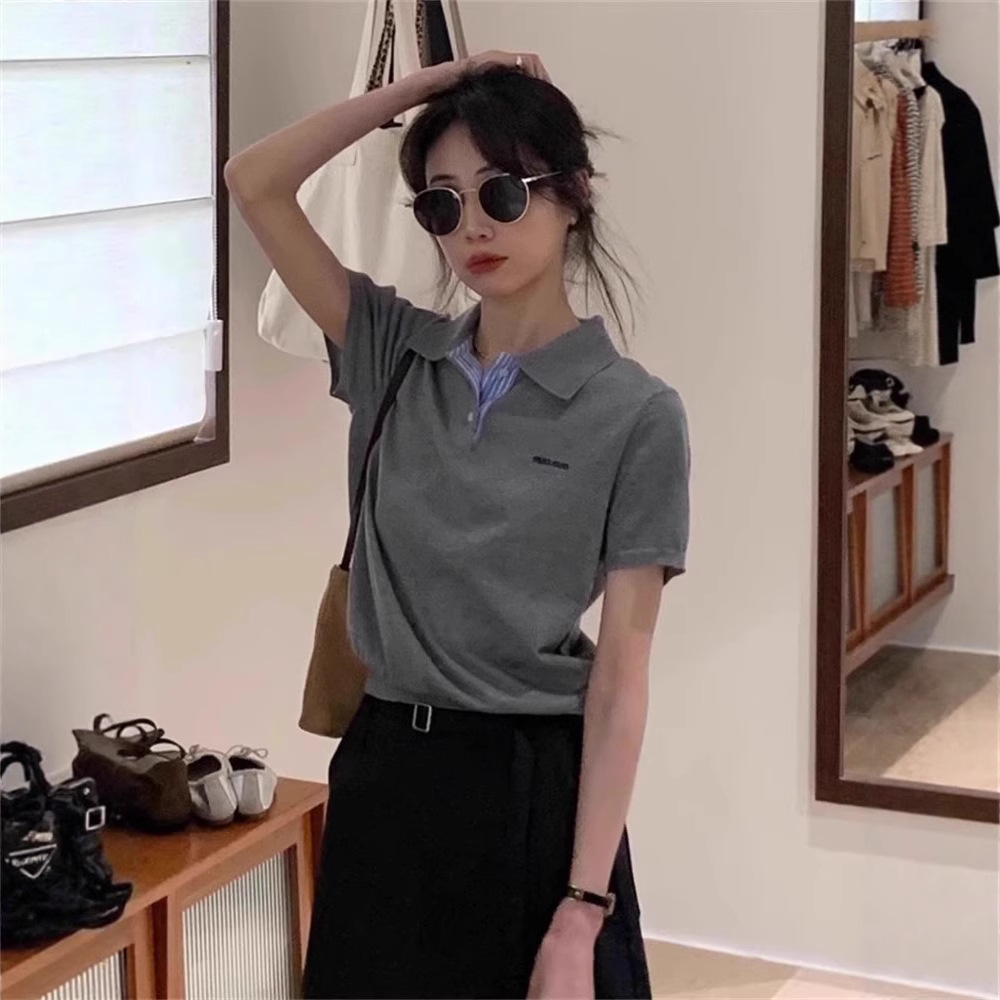 여름 여성용 한국식 그레이 폴로 칼라 오른쪽 어깨 반팔 티셔츠 여름 디자인 가짜 투피스 스웨터 탑