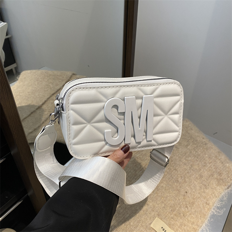 2025 primavera y verano nuevo bolso de cámara ancho correa de hombro letras bolso de estilo pequeño bolso de moda bolso de hombro de estilo extranjero bolso de mochila mujer