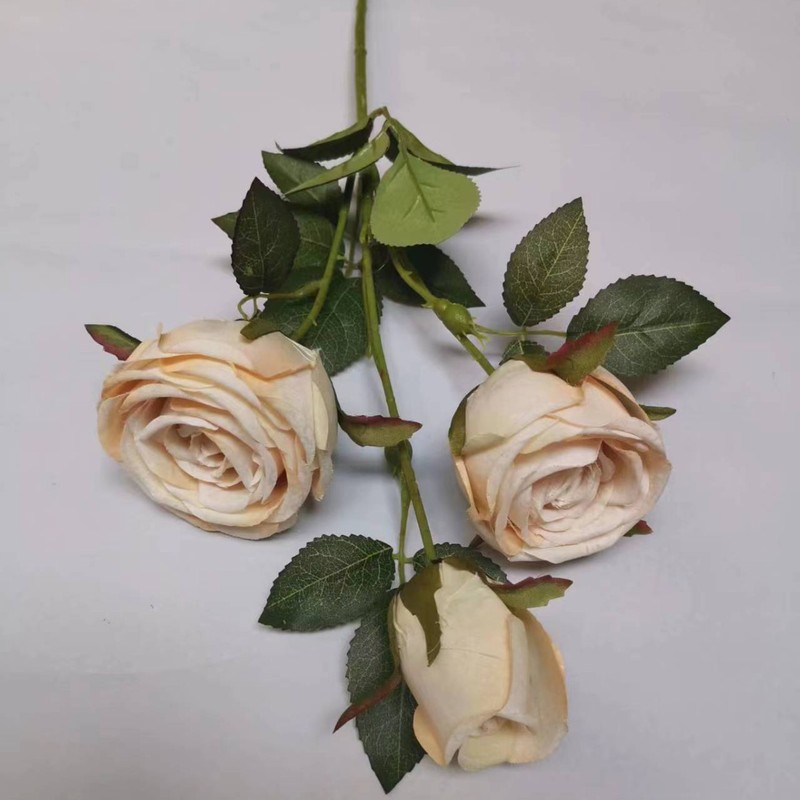 3頭の丸いバラのシミュレーションの花のメーカーの小売家庭の結婚祝いの装飾の道具の結婚式は造花の乾いた花を配置します。|undefined