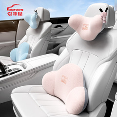 愛車屋の新型車のヘッドレストは車内のクッションに寄りかかっています。
