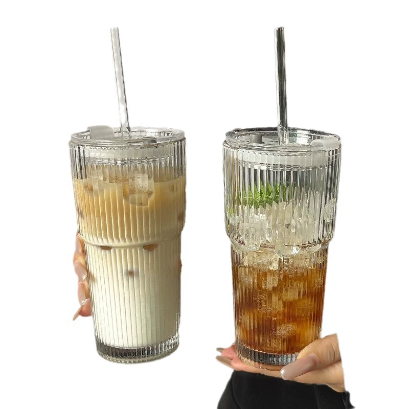 Стильный водяной стакан в полоску со straw, напитки должен быть свежими, высокий уровень прозрачности, temushein