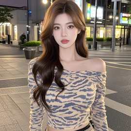 TZ5027纯欲辣妹风豹纹斜领长袖打底衫女新款气质修身显瘦百搭上衣