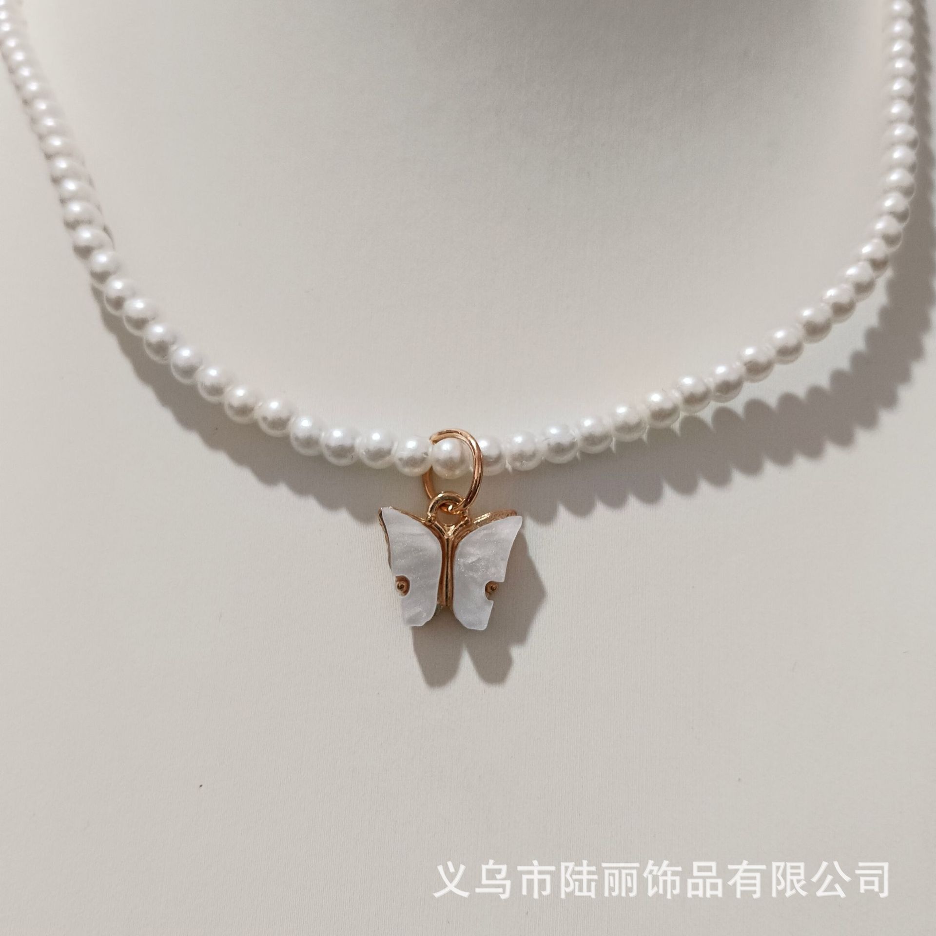 Joyería de comercio exterior transfronterizo ABS imitación perla con cuentas multicolor mariposa colgante corto collar de cadena de clavícula de las mujeres al por mayor