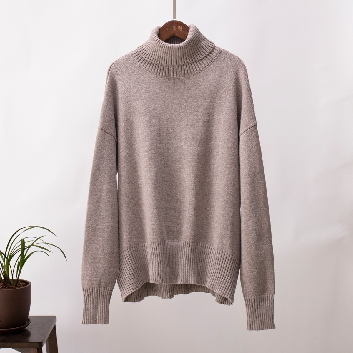 Suéter de cuello alto de Amazon transfronterizo para mujer 2025 Suéter suelto de otoño e invierno europeo y americano Suéter clásico de color sólido de todo fósforo