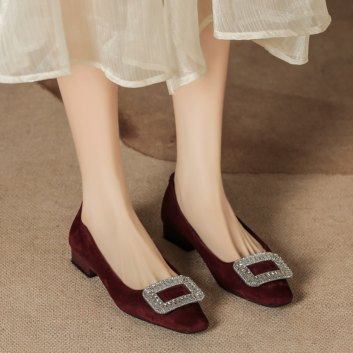 Осенне-зимняя женская обувь, новые свадебные туфли, женские замшевые туфли на толстом каблуке с камнями, мягкие туфли на низком каблуке для повседневной носки, туфли с квадратным носком на низком каблуке.