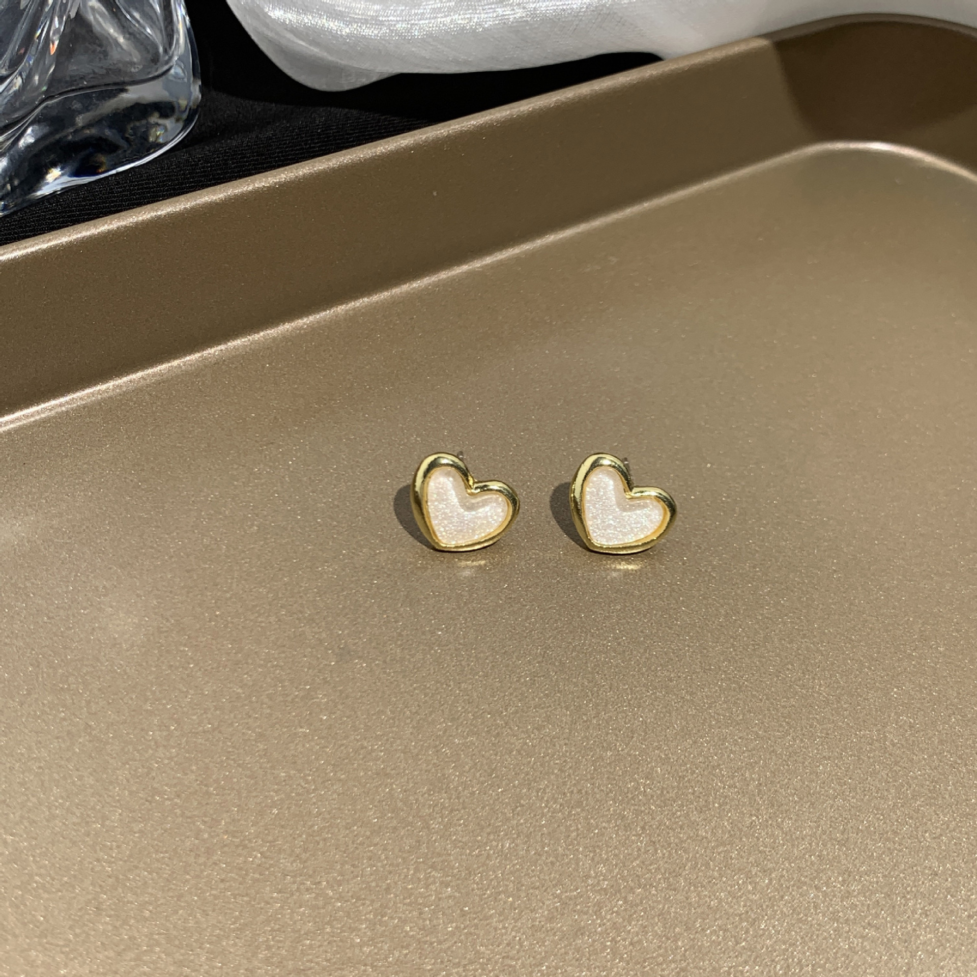 Ingresos franceses de perlas de moda femenina simple pendientes rojos ligeros de lujo versátiles pendientes de nicho de alta calidad