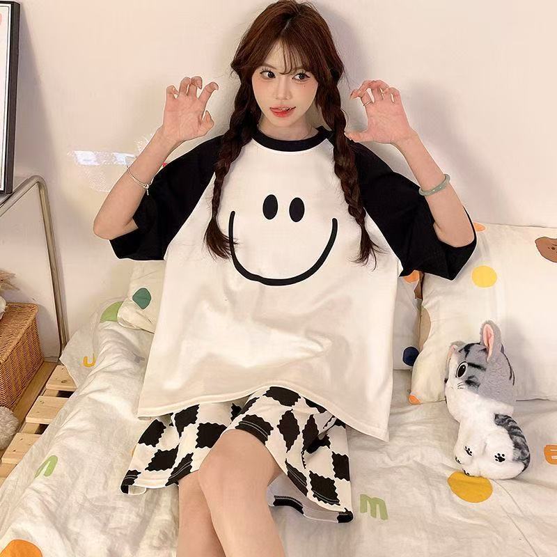 Pijama de mujer de verano de manga corta pantalones cortos delgados en 2025 nuevo conjunto de ropa de casa de dibujos animados de verano para mujeres se puede usar fuera