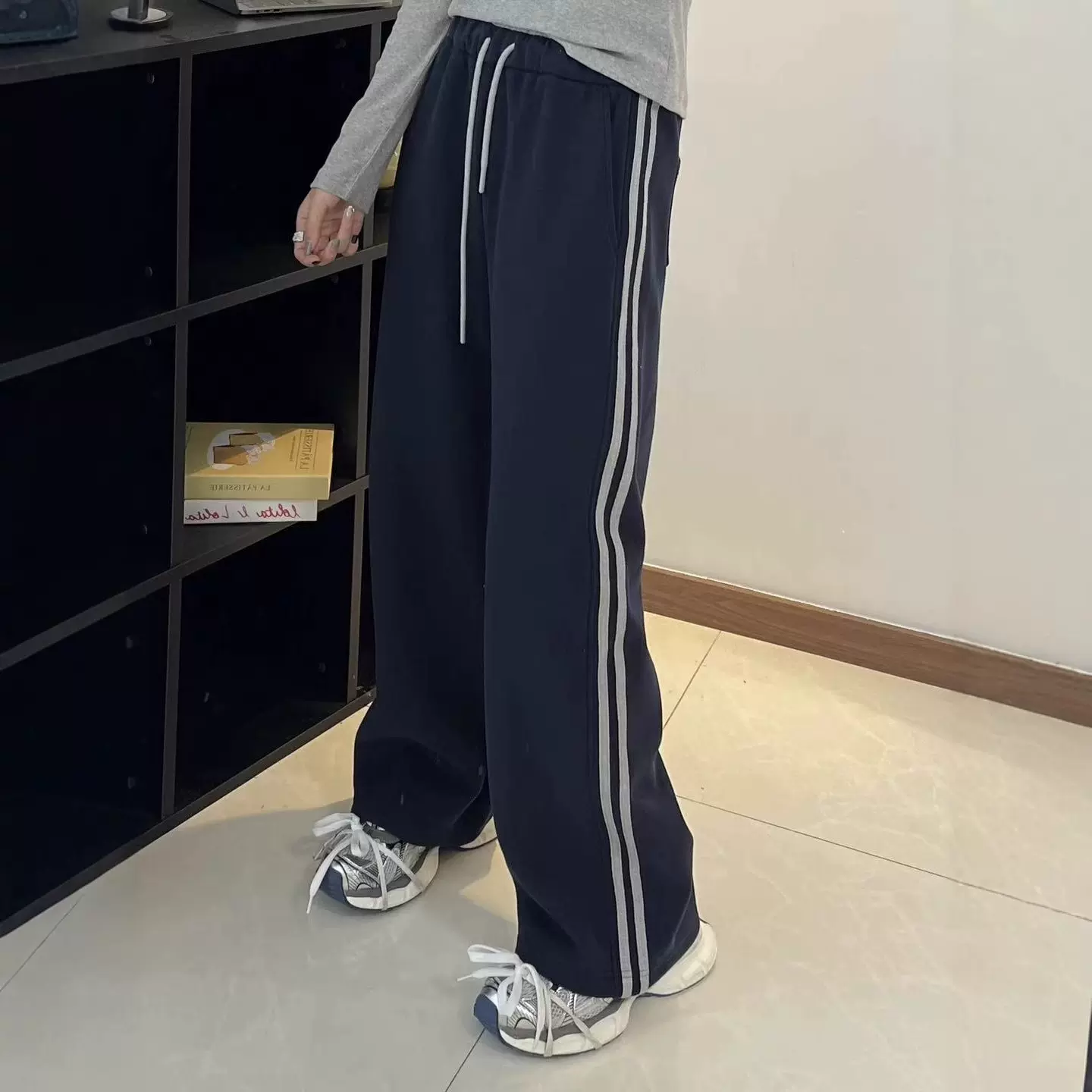 美式深灰色条纹弯刀裤女秋季新款窄版阔腿裤宽松bf慵懒风束脚卫裤