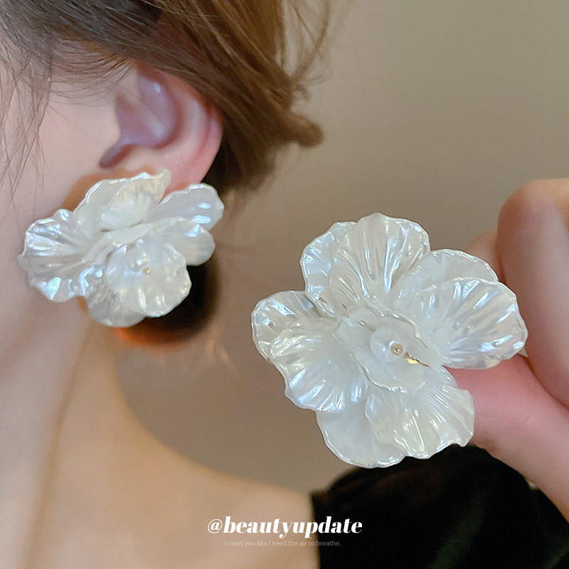 Pendientes tejidos de flores de concha de aguja de plata Pendientes de personalidad de moda elegante Pendientes de nuevo estilo de temperamento retro de nicho al por mayor