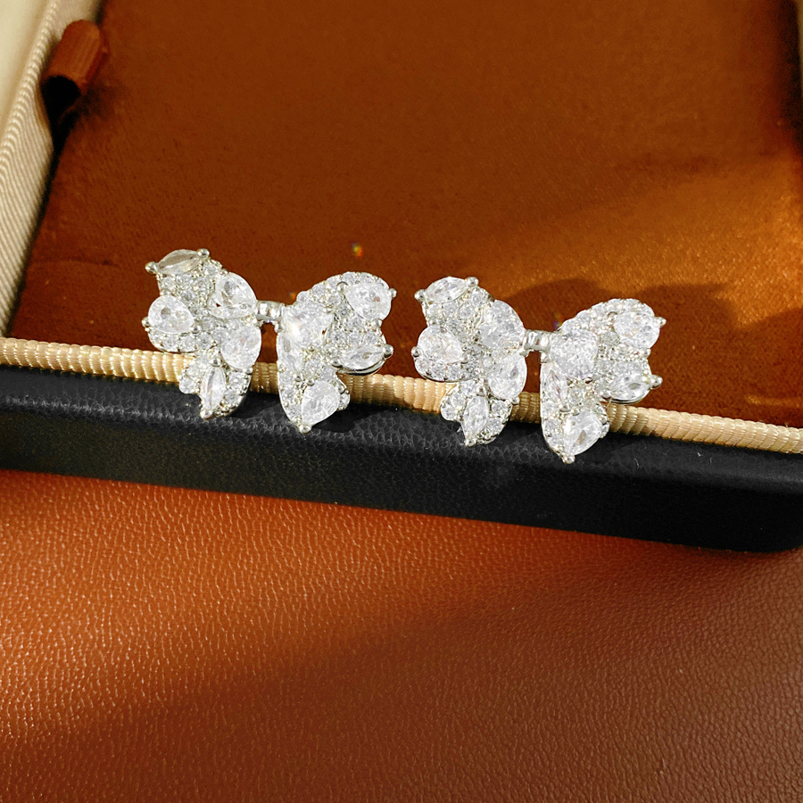 Agujas de plata zircon arco pernos de arco exquisitos moda de transporte universal temperamento ligero lujo alta sensación de aretes al por mayor
