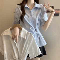 フランス式のウエストを収めてシャツをめくって、女性の春の夏の新型の不規則なデザイン感のシャツに合わせて着痩せしている半袖の上着を見せます。