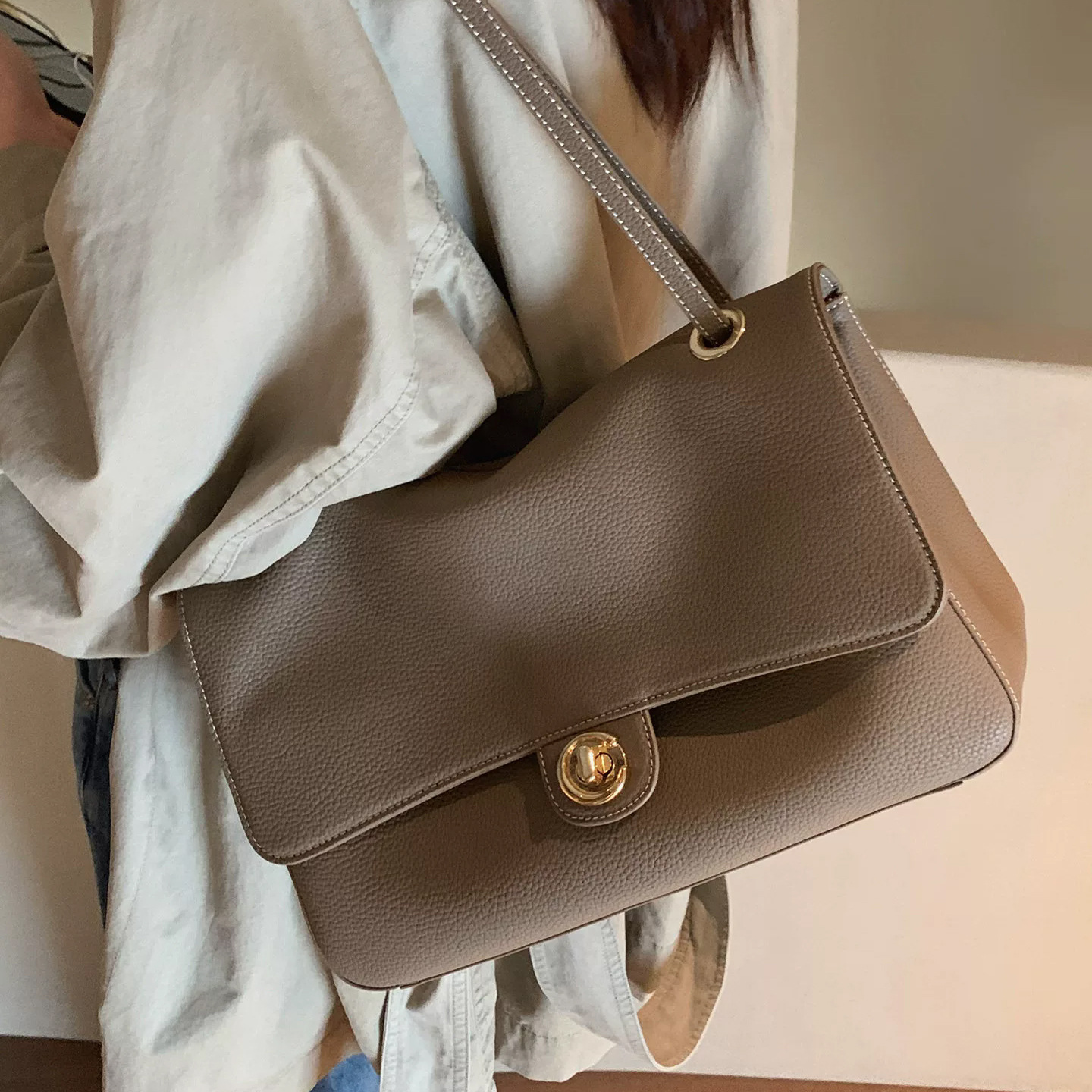 Qadın üçün dəri çarpaz çanta, qıfıllı messenger modeli