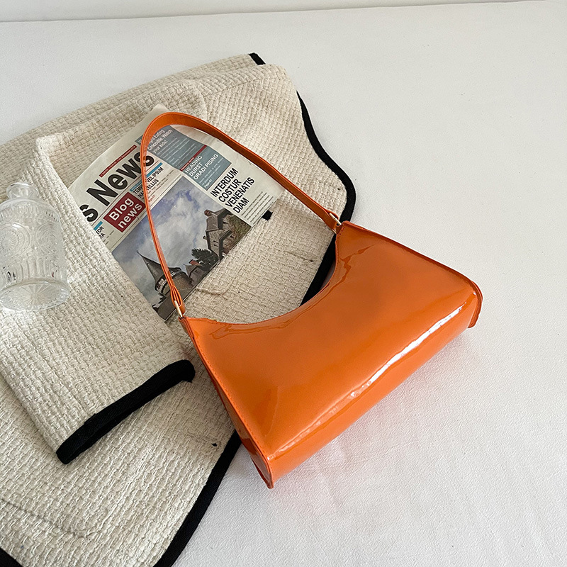 Bolsos sencillos de principios de primavera para mujer, nuevos bolsos cuadrados pequeños de moda de color caramelo, bolsos de un solo hombro y axilas, bolsos pequeños sencillos de otoño e invierno