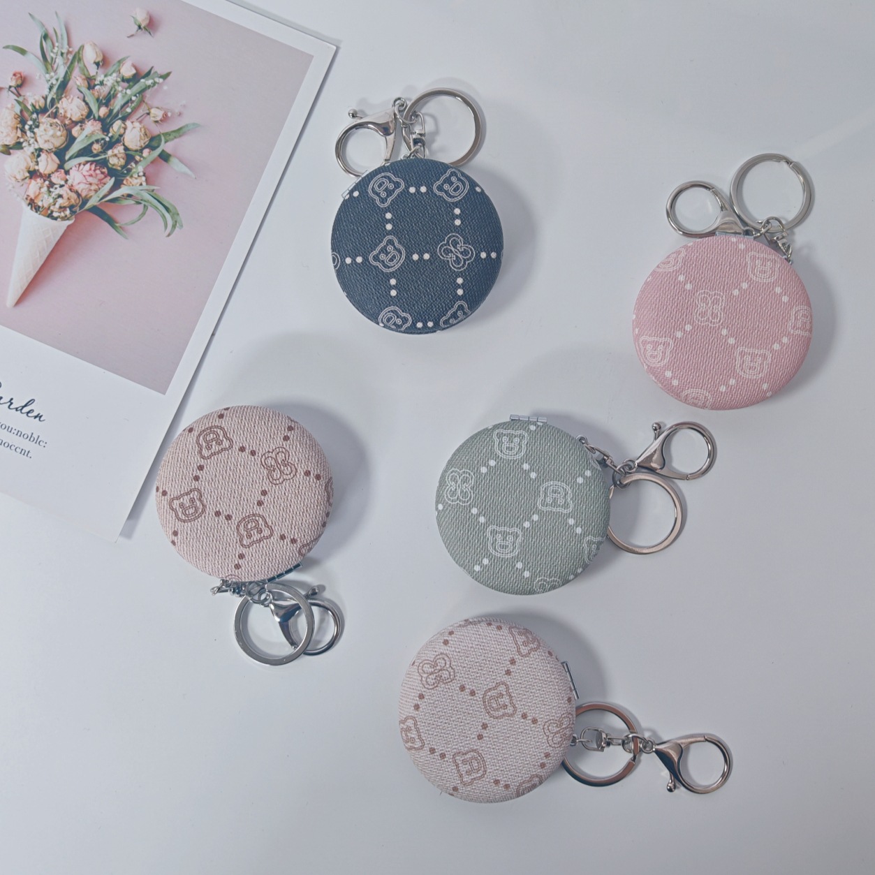 Bolsa de espejo popular en línea colgante de lujo ligero llavero portátil espejo de maquillaje transfronterizo colgante de bolsas de espejo doble cara