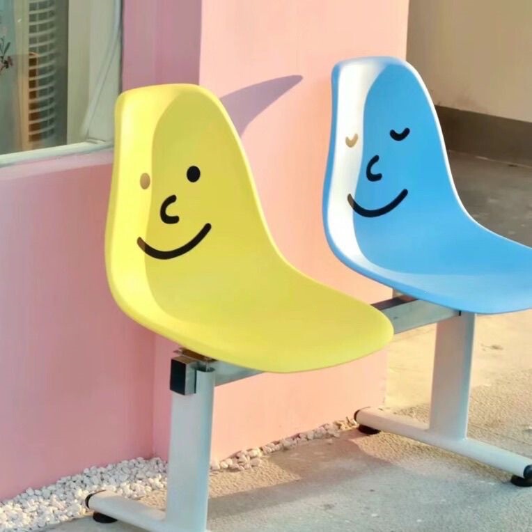 Waiting Chairs, Trendy Row Chairs, Temporary Rest Chairs for Shopping Malls, Glossy Matte Seats, Smiley Face Stickers, Color-Blocking Waiting Chairs