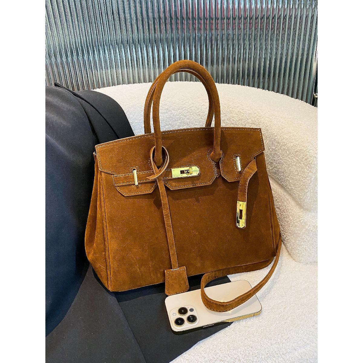 유럽과 미국의 가벼운 럭셔리 레트로 휴대용 플래티넘 가방 여성의 가을과 겨울 새로운 유행 대용량 작업 통근 어깨 크로스 바디 백