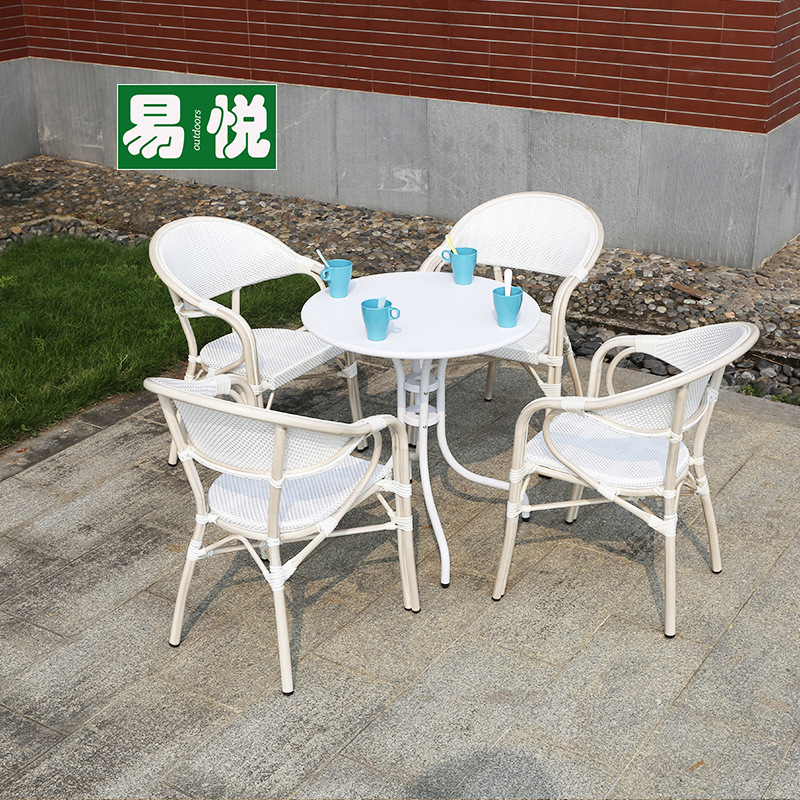 Tienda de té con leche Mesas y sillas al aire libre Sillas de mimbre de ocio de patio Juego de tres y cinco piezas Mesas y sillas exteriores de café Protector solar impermeable blanco