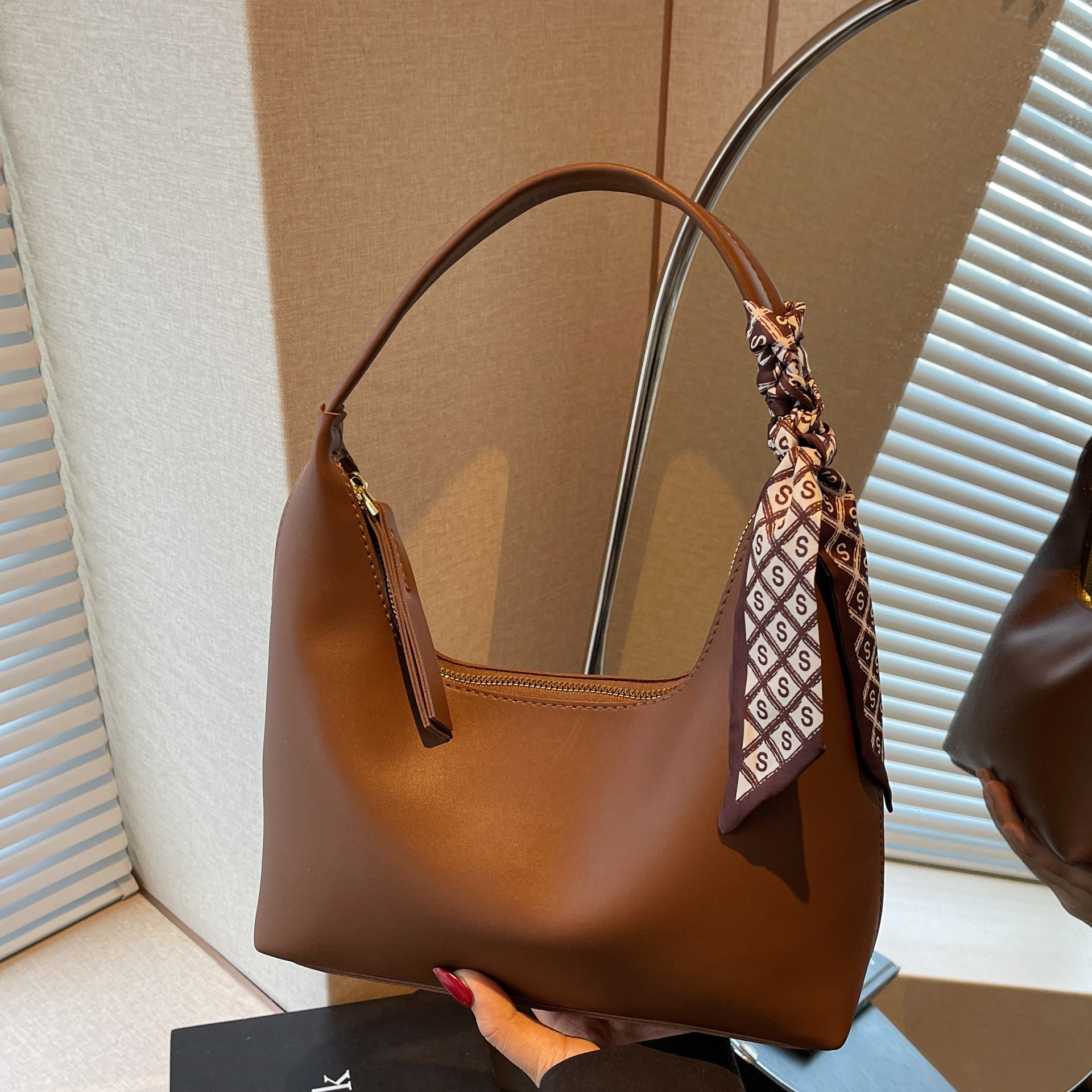 Bolso pequeño de axila de estilo occidental de todo fósforo transfronterizo para mujer 2025 nuevo bolso de axila de textura simple bolso de hombro casual de moda