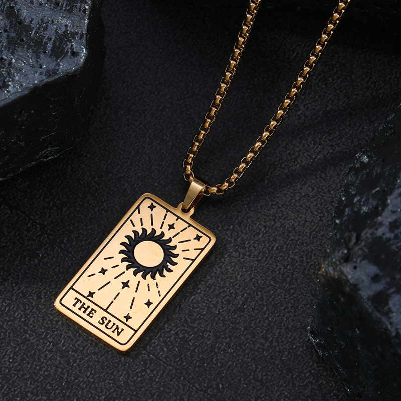 Suministro transfronterizo de acero inoxidable joyería nicho diseño sentido tarot colgante collar de acero de titanio suéter cadena fábrica al por mayor