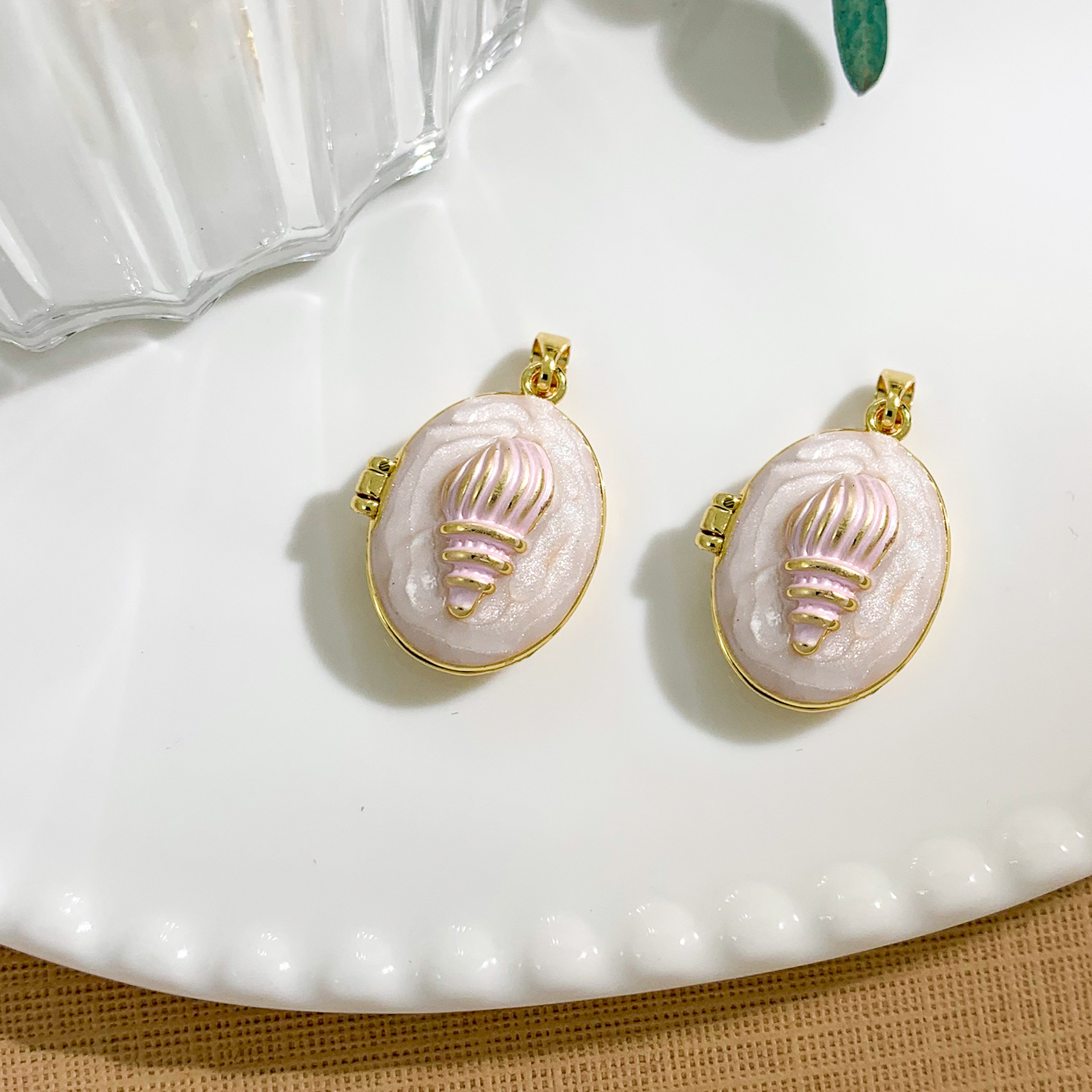 XL4544 conch photo clip pendant gold white