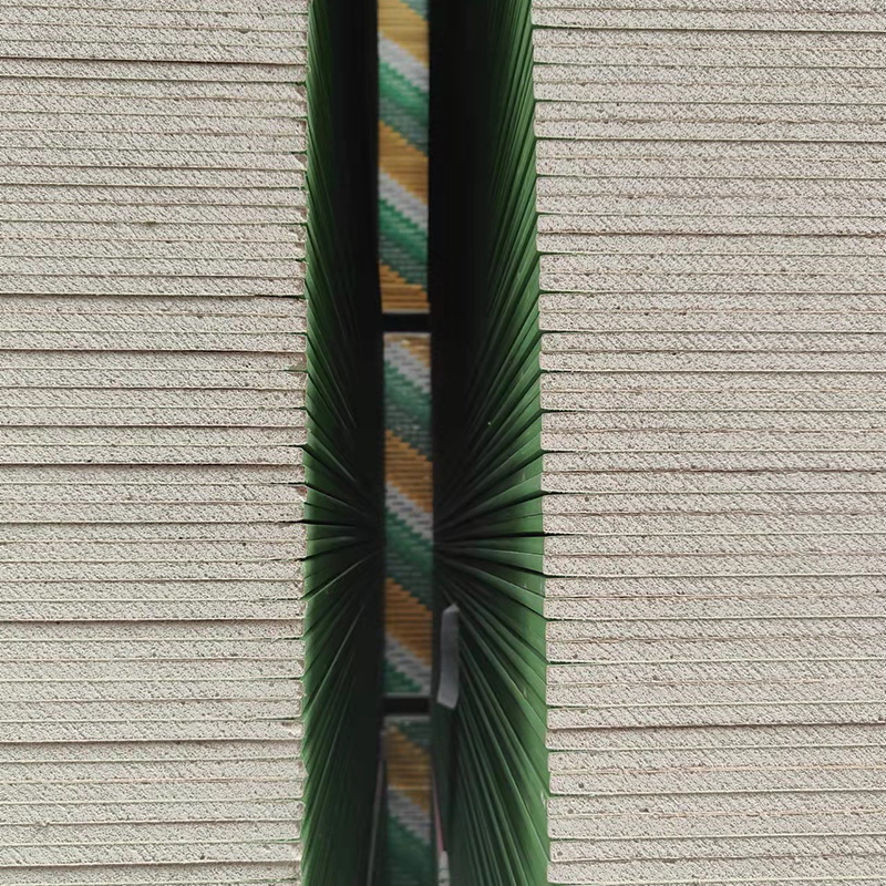 En stock al por mayor de absorción de sonido a prueba de humedad tablero de yeso techo material de papel tablero de yeso