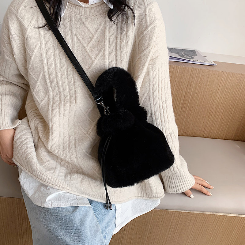 ぬいぐるみのバッグの女性秋冬の新型韓国版ファッション手提げバケツのカバンはシンプルな肩を持っています。