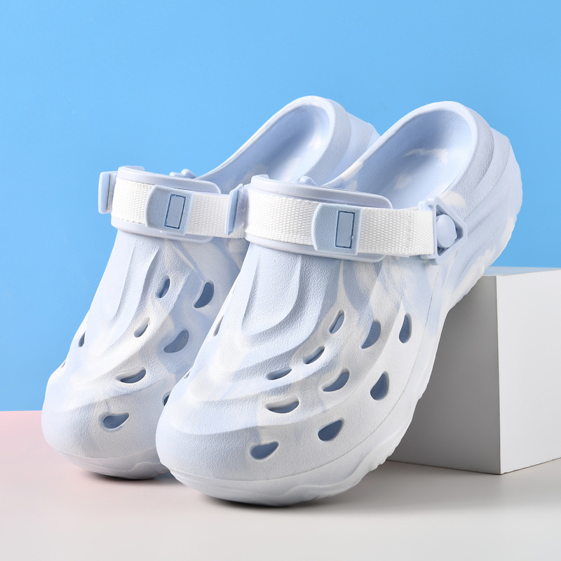 New Style Perforated Shoes for Summer Outdoor Wear, Durable and Breathable Beach Shoes, Eva Non-Slip Thick Sole Height-Increasing Couple Style Closed-Toe Slippers