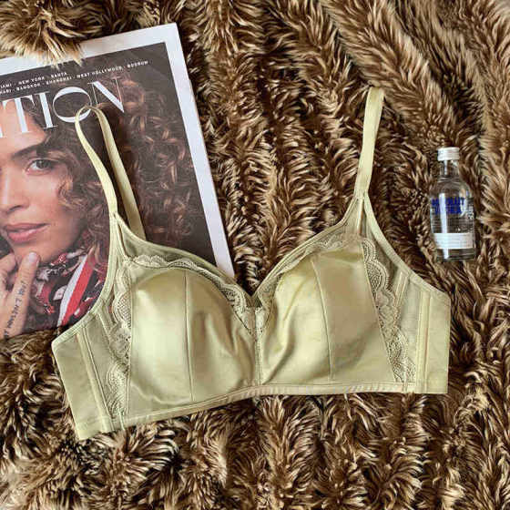 French Style Lace Underwear Women's Big Chest Small Satin Vintage Breathable Thin Soft Steel Ring Rabbit Ear Cup Bra for Women