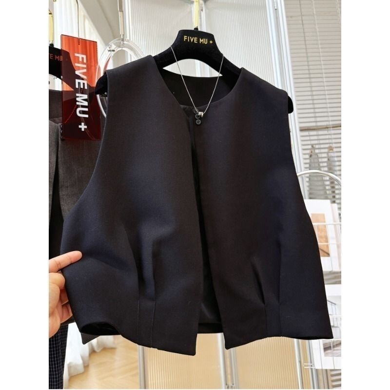 Fashionable and stylish round-neck short suit vest for women, elegant and sophisticated, suitable for layering or wearing as an outer piece, sleeveless vest jacket Fashionable and stylish round-neck short suit vest for women, elegant and sophisticated, suitable for layering or wearing as an outer piece, sleeveless vest jacket