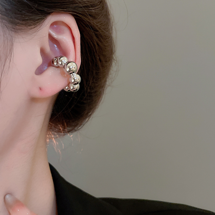 Ear Cuff en forma de C con perlas de 18 metales