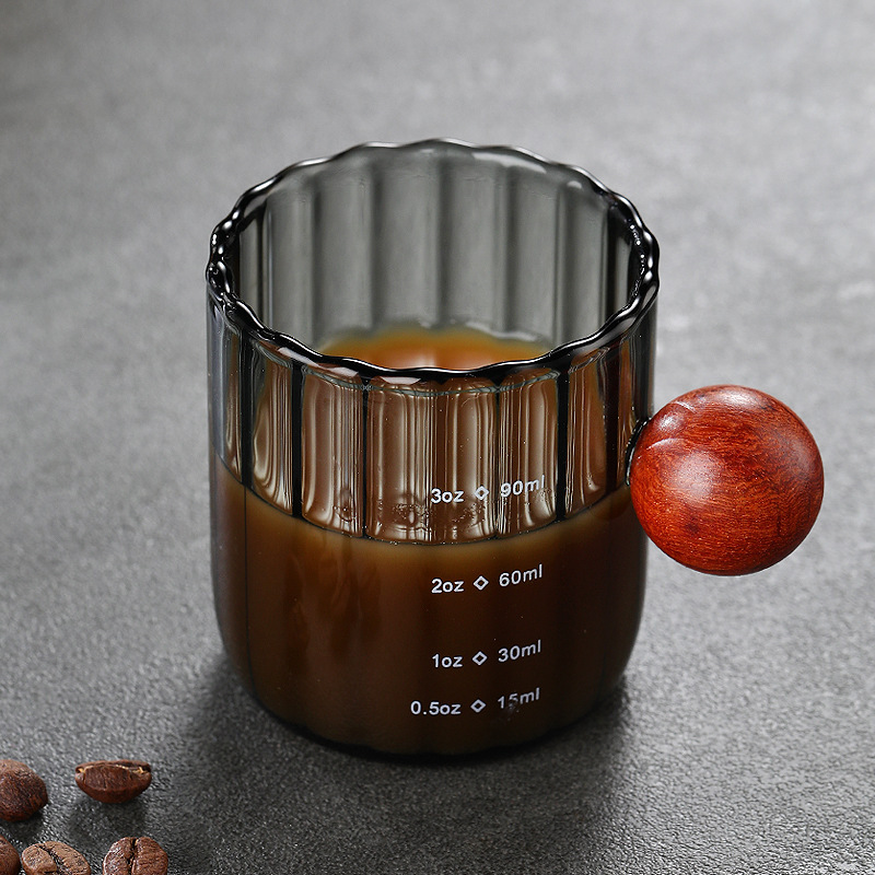 木は両口の180ミリリットルのミルクカップのコーヒーカップのイタリア式のガラスのコーヒーの計量カップの縦の紋様のミニミルクのカップのカップを持ちます。|undefined