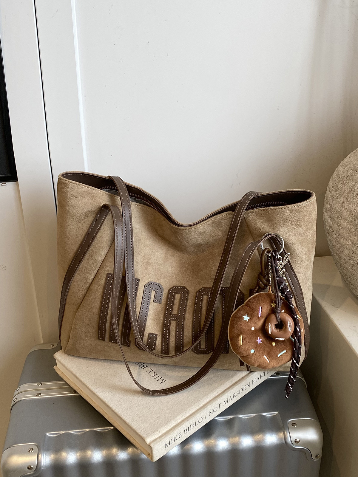 Casual de gran capacidad retro bolsas de seda de peluche mujeres 2025 nuevo estilo de transporte universal bolsas de hombro bolsas de estudiantes universitarios