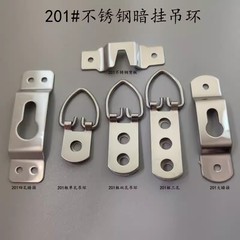 フォトフレームのステンレス製のリングは、十字の刺繍のウェディングドレスの看板の装飾の背景に鏡の金属の部品を掛けてフックします。