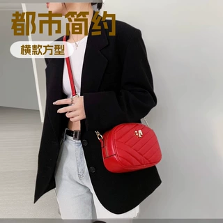 新款包包女相机包时尚菱格绣线小圆包百搭单肩斜挎腋下链条女包潮