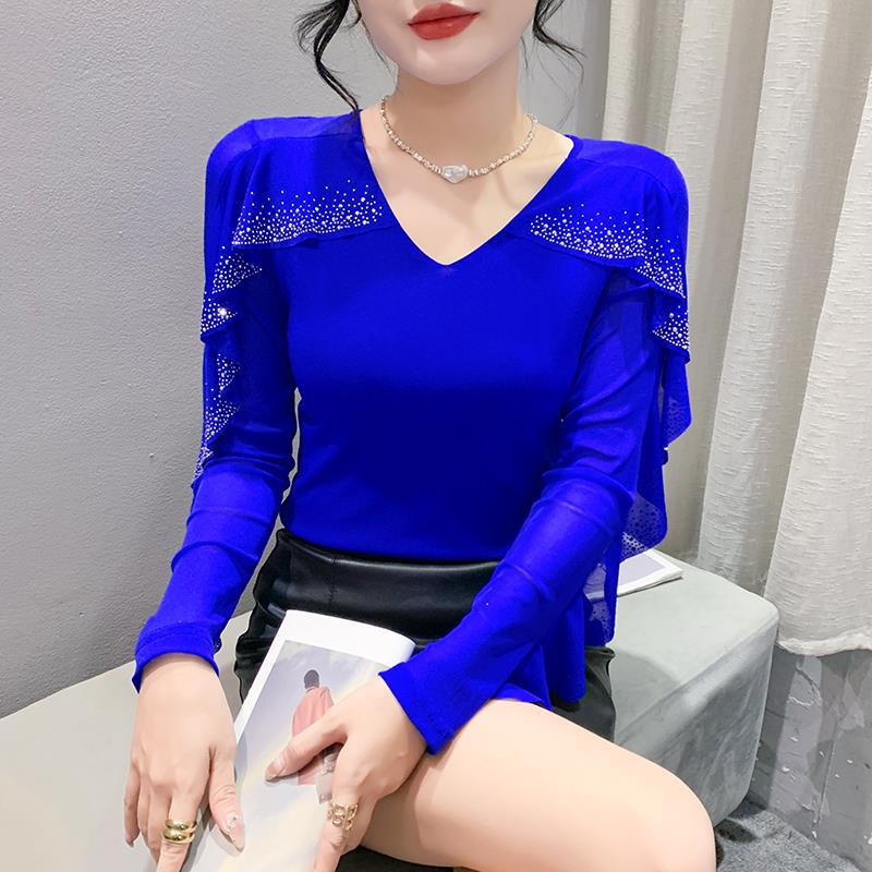 Foto real del top de mujer de manga larga versátil con cuello redondo de malla forrada de felpa, estilo nuevo de invierno 2024, con volantes y pedrería.
