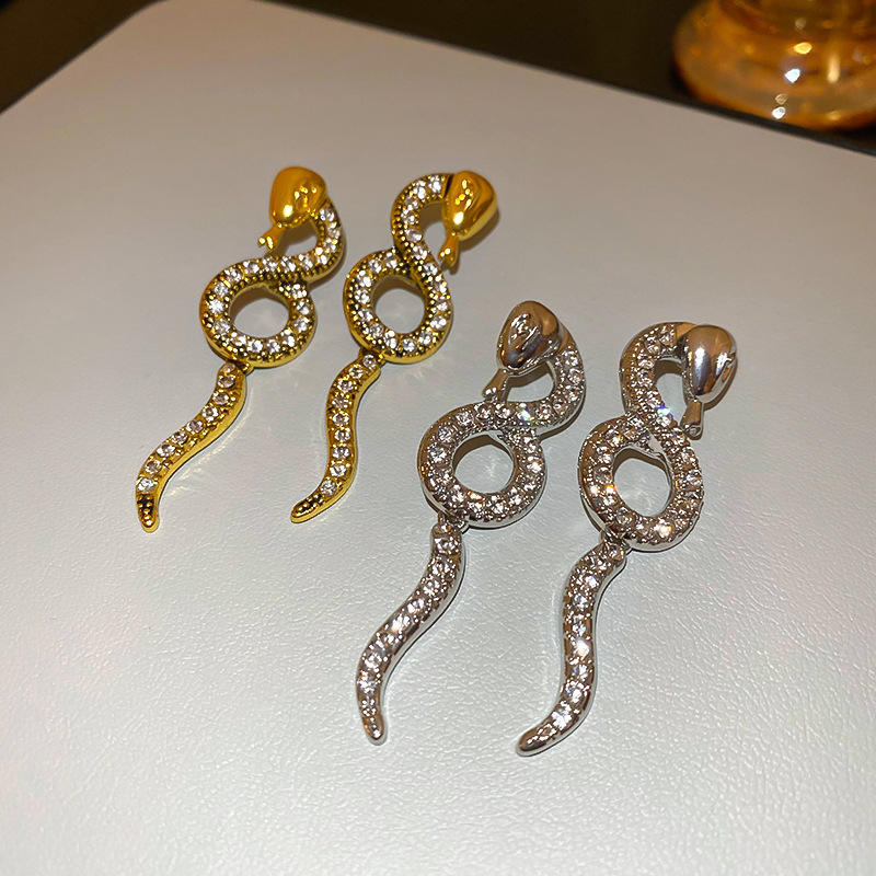 Boucles d'oreilles à tige en serpentine torsadée sertie de diamants pour la personnalité et le design des femmes_voghion.com