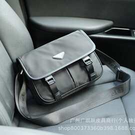 P拉达男士尼龙翻盖挎包休闲斜挎邮差包大容量翻盖单肩包实拍图片