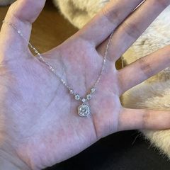 方糖のネックレスの女性insは軽くて豪華です。