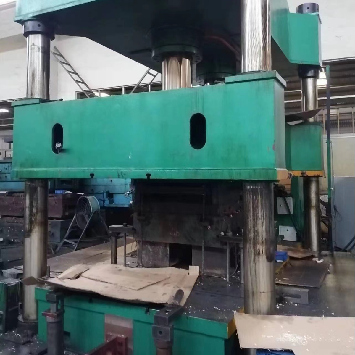 出售Y32-1000四柱油压机，2200*3000工作台，南通锻压