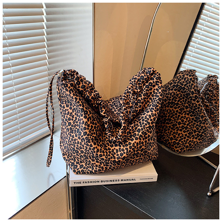 Leopard print women's tote large capacity crossbody bag, 2024 new casual canvas college student fashion class bag_voghion.com