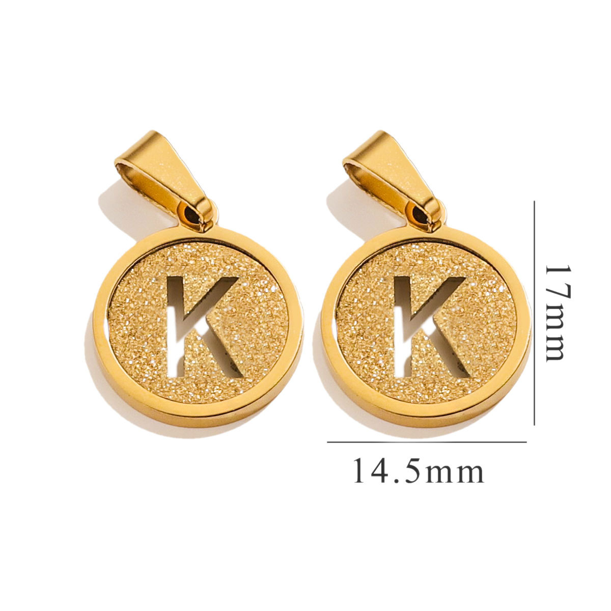 Acero inoxidable redondo prensado 18K titanio acero letras colgante personalidad nicho diseño de moda moda moda DIY joyas colgante