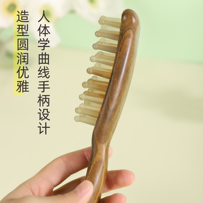 牛の角の櫛のクランクの歯を挿して頭皮の家庭のブラシをマッサージします。|undefined